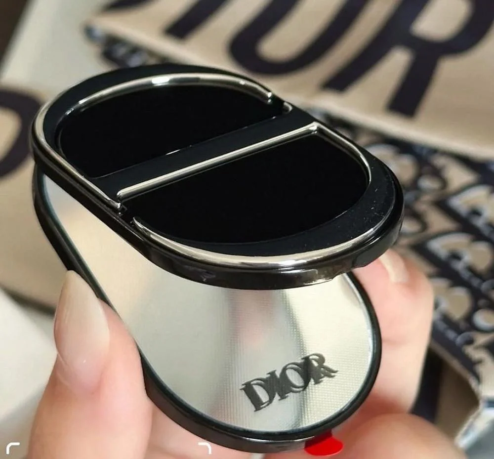 19573f55-1321-4623-b7a3-a5a28fe4a360-1000x929 Accessoire 2 en 1 Miroir et Support Haut de Gamme CD DIOR