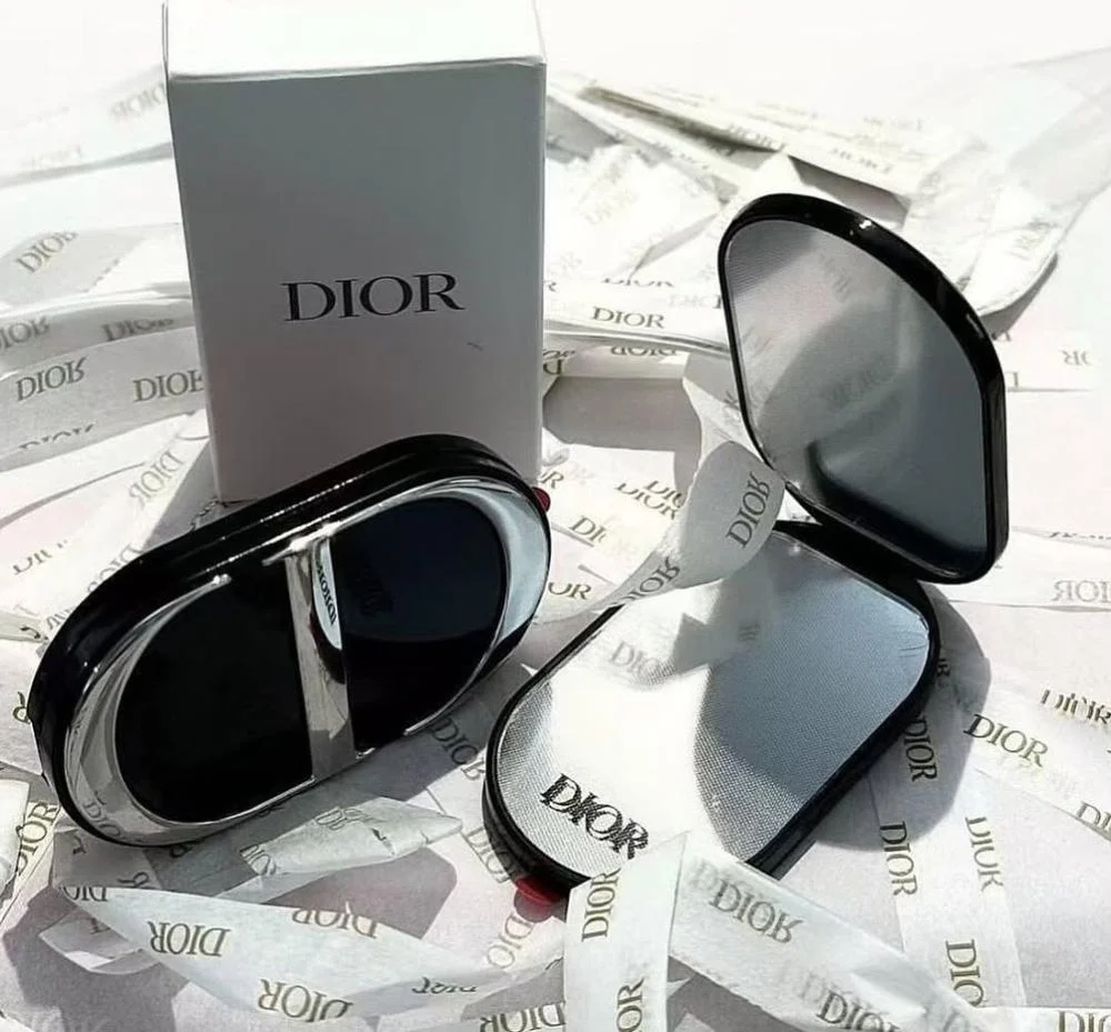 97422809-2964-42c1-a2fb-f5df176ce89e-1000x929 Accessoire 2 en 1 Miroir et Support Haut de Gamme CD DIOR