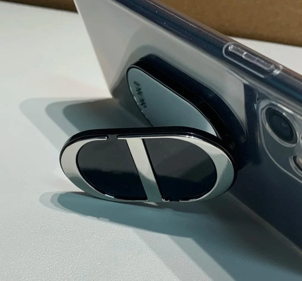 e7a867b7-92c9-437d-85c2-81f4448794de-1000x929 Accessoire 2 en 1 Miroir et Support Haut de Gamme CD DIOR