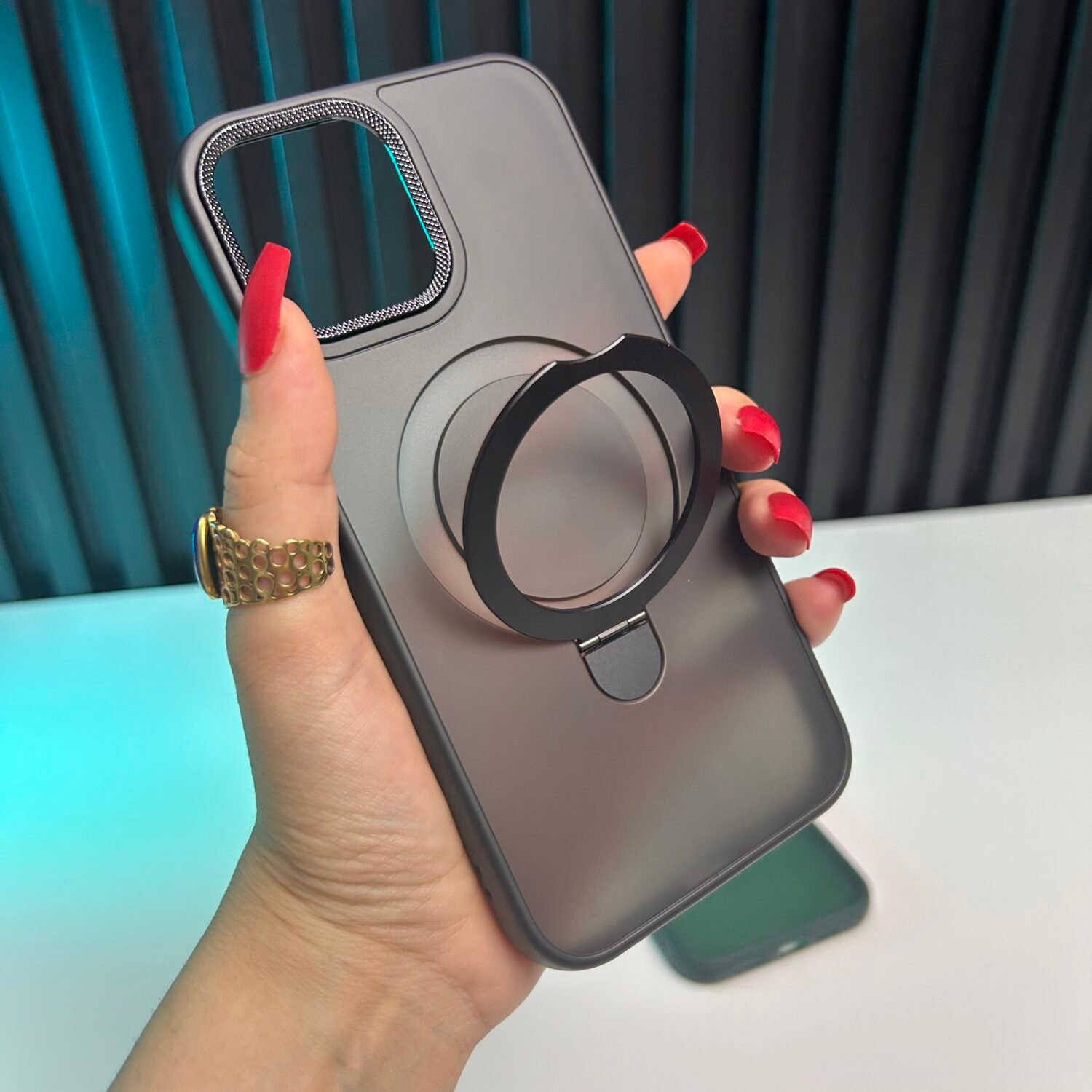 Photo 22-07-2026 10 39 07 AM iPhone 13 Pro Max - Coque Magnétique Dos Mat Fumé avec Support